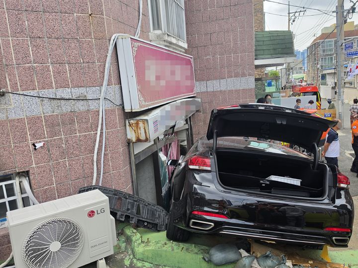 [부산=뉴시스] 15일 오후 부산 북구의 한 주택가에서 50대가 몰던 차량이 건물 1층으로 돌진했다. (사진=부산소방재난본부 제공) 2026.08.15. photo@newsis.com *재판매 및 DB 금지