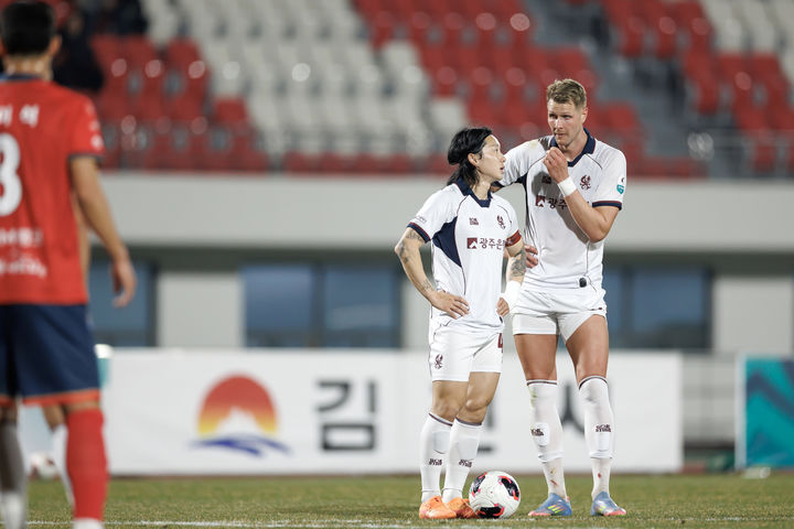 [서울=뉴시스] 프로축구 K리그1 광주FC의 신창무, 프리드욘슨. (사진=한국프로축구연맹 제공)