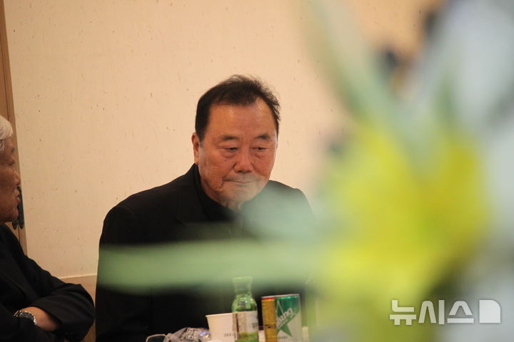[천안=뉴시스] 최영민 기자=15일 천안 단국대병원 장례식장에 마련된 백인천 전 감독의 빈소에 유승안 전 감독이 조문을 위해 방문했다. 2026.08.15 ymchoi@newsis.com