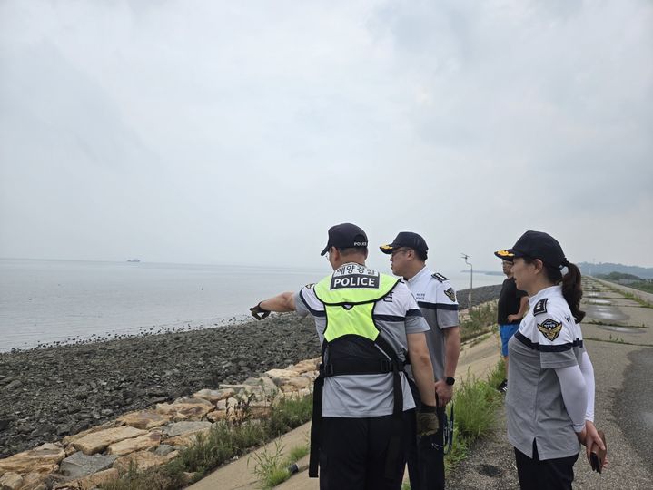 [당진=뉴시스] 허경준(왼쪽 두 번째) 평택해양경찰서장이 15일 당진 석문방조제를 찾아 위험구역을 살펴보고 있다. (사진=평택해양경찰서 제공) 2026.08.15. photo@newsis.com *재판매 및 DB 금지