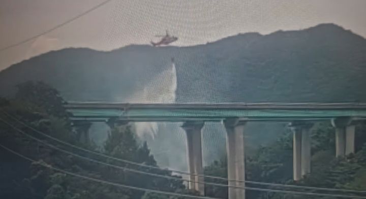 [부산=뉴시스] 15일 오후 부산 기장군의 셋드산으로 추정되는 임야에서 화재가 발생, 진화 작업에 헬기가 투입됐다. (사진=부산소방재난본부 제공) 2026.08.15. photo@newsis.com *재판매 및 DB 금지