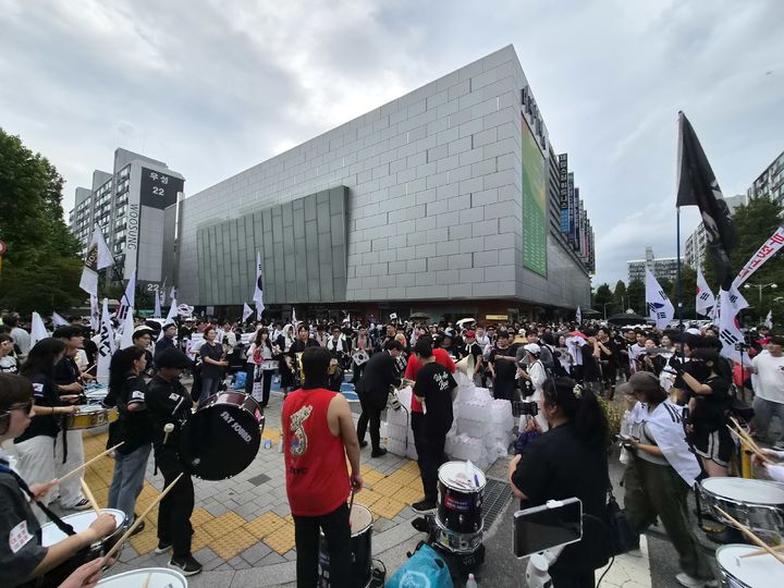 [서울=뉴시스] 조수원 기자 = 15일 오후 보수단체 보스홍대 주최로 '잃어버린 참정권과 민주주의 회복' 집회가 열리고 있다. 2026.08.15. tide1@newsis.com *재판매 및 DB 금지