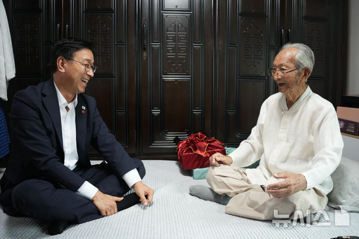 [제주=뉴시스] 제81주년 광복절인 15일 오후 위성곤(왼쪽) 제주지사가 서귀포시 성산읍 소재 강태선 애국지사 자택을 찾아 대화하고 있다. (사진=제주도 제공) 2026.08.15. photo@newsis.com