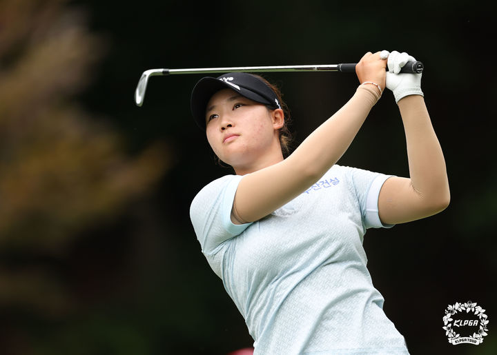 [서울=뉴시스] 김민솔이 15일 경기 포천의 몽베르컨트리클럽 명성산 코스(파72)에서 열린 한국여자프로골프(KLPGA) 투어 메디힐·한국일보 챔피언십 3라운드 4번 홀에서 티샷을 하고 있다. (사진=KLPGA 제공) 2026.08.15. *재판매 및 DB 금지