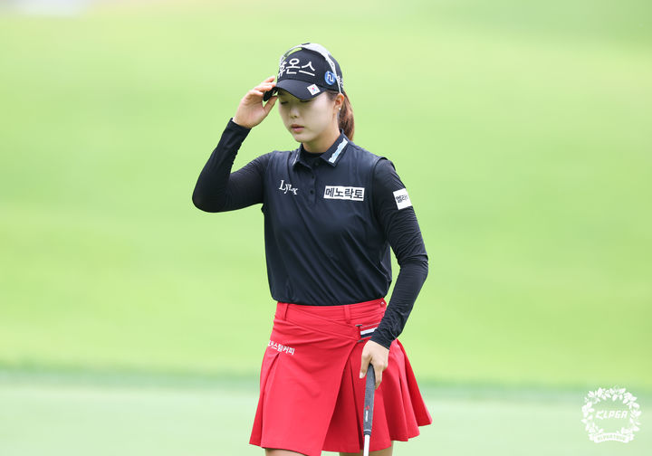 [서울=뉴시스] 최예림이 15일 경기 포천의 몽베르컨트리클럽 명성산 코스(파72)에서 열린 한국여자프로골프(KLPGA) 투어 메디힐·한국일보 챔피언십 3라운드 3번 홀에서 버디를 잡고 홀아웃을 하고 있다. (사진=KLPGA 제공) 2026.08.15. *재판매 및 DB 금지