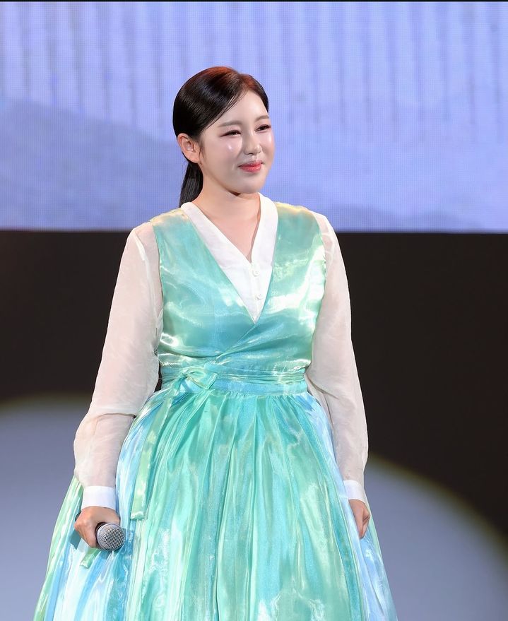 [서울=뉴시스]가수 송가인이 고운 한복 차림으로 우아한 분위기를 뽐내며 날씬한 몸매를 공개했다. (사진=송가인 인스타그램 캡처) 2026.08,15