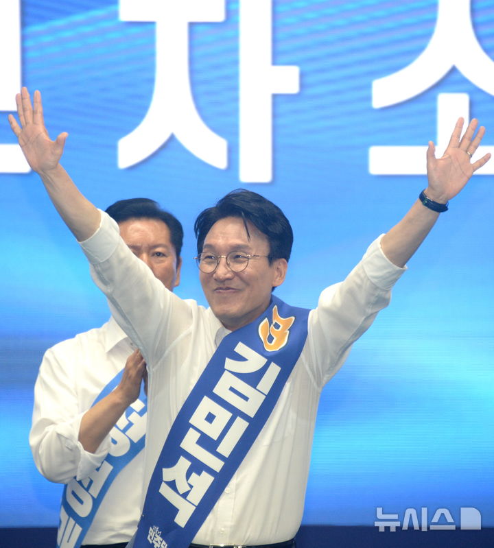 [익산=뉴시스] 김얼 기자 = 김민석 더불어민주당 당대표 후보가 15일 전북 익산시 원광대학교 체육관에서 열린 '더불어민주당 전북특별자치도당 정기당원대회 및 당대표·최고위원 합동연설회'에 참석해 지지를 호소하고 있다. 2026.08.15. pmkeul@newsis.com
