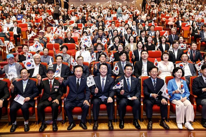 [화성=뉴시스] 정명근 경기 화성시장(사진 앞줄 가운데)이 15일 유앤아이센터 화성아트홀에서 열린 '제81주년 광복절 경축식' 에서 참석자들과 기념촬영을 하고 있다. (사진=화성시 제공) 2026.08.15.photo@newsis.com *재판매 및 DB 금지