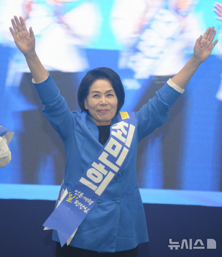 [익산=뉴시스] 김얼 기자 = 최민희 더불어민주당 최고위원 후보가 15일 전북 익산시 원광대학교 체육관에서 열린 '더불어민주당 전북특별자치도당 정기당원대회 및 당대표·최고위원 합동연설회'에 참석해 지지를 호소하고 있다. 2026.08.15. pmkeul@newsis.com