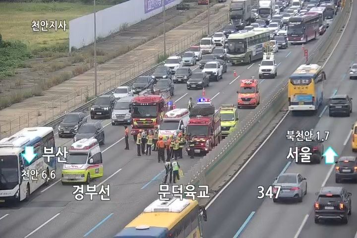 [천안=뉴시스] 15일 오후 4시35분께 경부고속도로 부산방향 346㎞ 북천안IC 인근에서 3중 추돌사고가 나 현장에 출동한 경찰과 소방당국이 수습에 나서고 있다. (사진=경찰청 도시교통정보센터 CCTV 영상 갈무리) 2026.08.15. photo@newsis.com *재판매 및 DB 금지