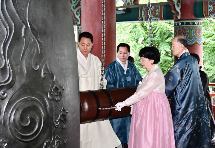[서울=뉴시스] 임만균 서울특별시의회 의장이 15일 서울 종로구 보신각에서 열린 '제81주년 광복절 기념 타종행사'에서 타종 인사들과 함께 타종하고 있다. (사진=서울특별시의회 제공) 2026.08.15. photo@newsis.com *재판매 및 DB 금지