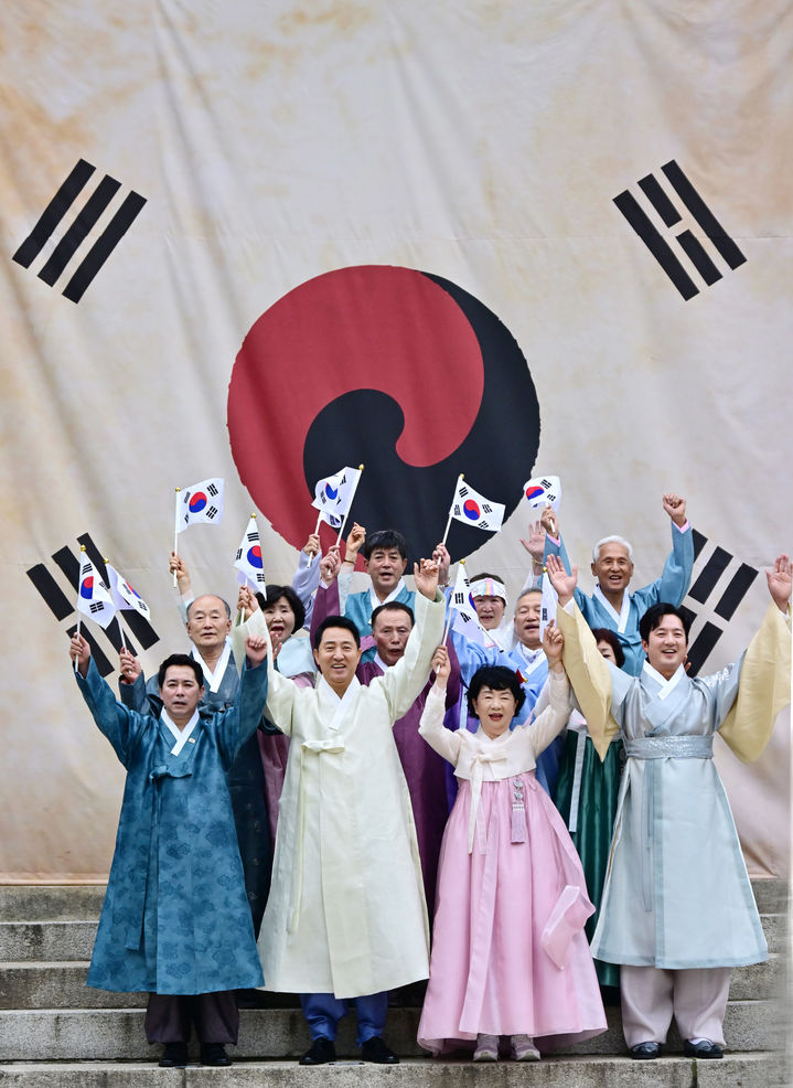 [서울=뉴시스] 임만균 서울특별시의회 의장(첫째 줄 맨 왼쪽)이 15일 서울 종로구 보신각에서 열린 '제81주년 광복절 기념 타종행사'에서 오세훈 서울시장, 독립유공자 후손들과 함께 만세삼창을 하고 있다. (사진=서울특별시의회 제공) 2026.08.15. photo@newsis.com *재판매 및 DB 금지