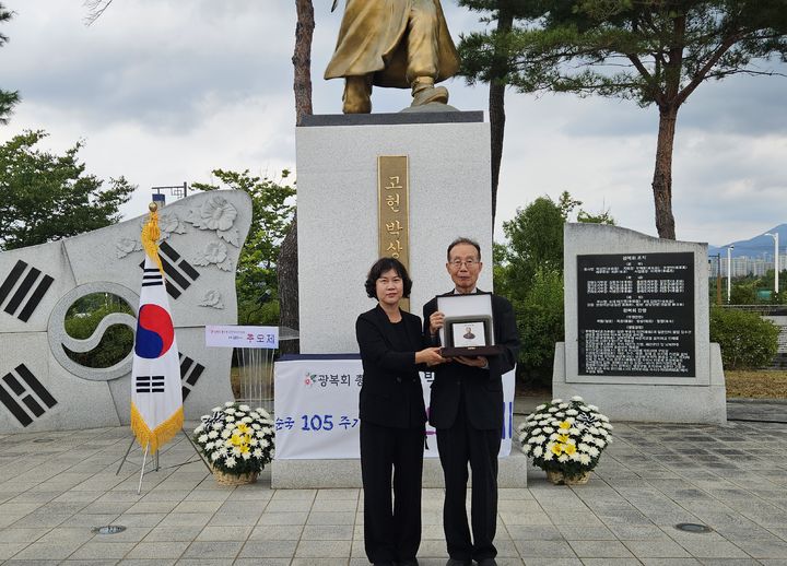[울산=뉴시스] 안현숙 울산보훈지청장 직무대리가 15일 북구 고헌 박상진 의사 생가에서 열린 박상진 의사 순국 105주기 추모제 현장에서 박 의사의 증손인 박중훈 씨에게 '8월의 우리고장 보훈인물' 선정패를 전달하고 있다. (사진=울산보훈지청 제공) 2026.08.15. photo@newsis.com *재판매 및 DB 금지