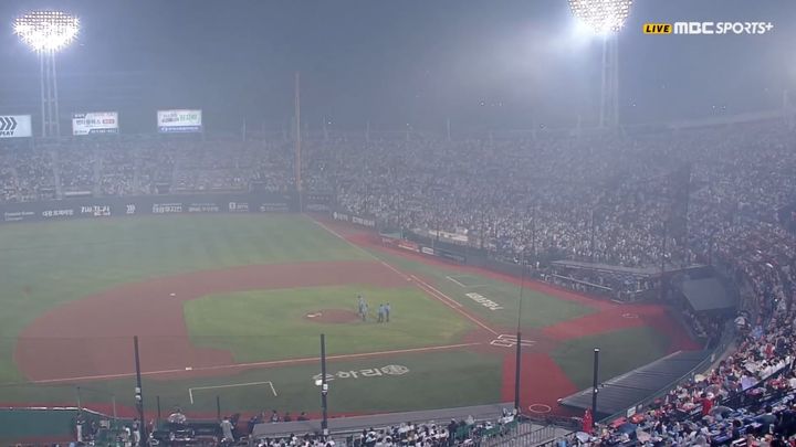 [서울=뉴시스] 15일 부산 사직구장에서 열린 NC 다이노스와 롯데 자이언츠의 2026 신한 쏠 KBO리그 경기가 인근 공연장 불꽃 연기 여파로 중단됐다. (사진=티빙 중계화면 캡쳐) 2026.08.15. *재판매 및 DB 금지