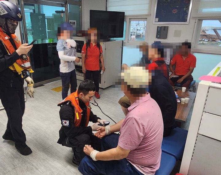 [보령=뉴시스] 15일 오후 6시10분께 충남 보령시 오천면 외연도리에서 산을 오르던 7명 중 6명이 말벌에 쏘여 외연도출장소에서 응급 처치를 받고 있다. (사진=보령해양경찰서 제공) 2026.08.15. photo@newsis.com *재판매 및 DB 금지