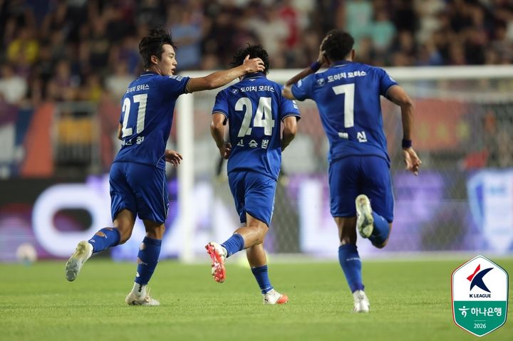 [서울=뉴시스]수원 삼성 고승범 동점골. (사진=한국프로축구연맹 제공)