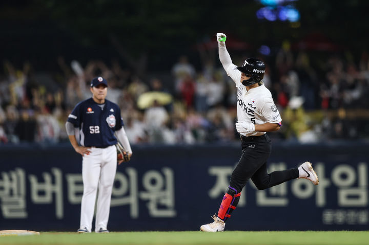 [서울=뉴시스] 프로야구 KIA 타이거즈 김도영이 15일 광주-기아챔피언스필드에서 열린 2026 신한 쏠 KBO리그 두산 베어스와의 홈 경기에 4회 홈런을 친 뒤 베이스를 돌고 있다. (사진=KIA 타이거즈 제공) 2026.08.15.