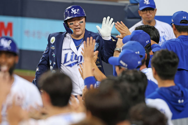 [서울=뉴시스] 프로야구 삼성 라이온즈 최형우가 15일 대구 삼성라이온즈파크에서 열린 2026 신한 쏠 KBO리그 한화 이글스와의 홈 경기에서 홈런을 친 뒤 세리머니를 하고 있다. (사진=삼성 라이온즈 제공) 2026.08.15.