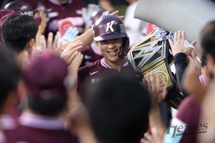 [서울=뉴시스] 프로야구 키움 히어로즈 박찬혁이 15일 수원KT위즈파크에서 열린 2026 신한 쏠 KBO리그 원정 경기에서 KT 위즈를 상대로 홈런을 친 뒤 축하를 받고 있다. (사진=키움 히어로즈 제공) 2026.08.15. *재판매 및 DB 금지