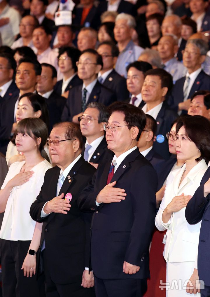 [서울=뉴시스] 조성봉 기자 = 이재명 대통령이 15일 서울 종로구 세종문화회관에서 열린 제81주년 광복절 경축식에서 국민의례를 하고 있다.(청와대통신사진기자단) 2026.08.15. suncho21@newsis.com