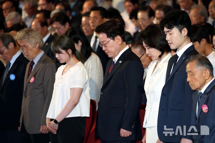 [서울=뉴시스] 조성봉 기자 = 이재명 대통령이 15일 서울 종로구 세종문화회관에서 열린 제81주년 광복절 경축식에서 순국선열과 호국영령에 대한 묵념을 하고 있다.(청와대통신사진기자단) 2026.08.15. suncho21@newsis.com