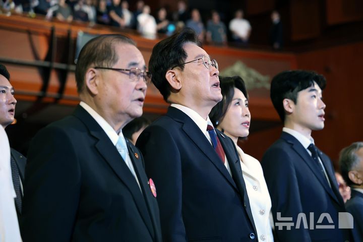 [서울=뉴시스] 조성봉 기자 = 이재명 대통령이 15일 서울 종로구 세종문화회관에서 열린 제81주년 광복절 경축식에서 애국가를 부르고 있다.(청와대통신사진기자단) 2026.08.15. suncho21@newsis.com