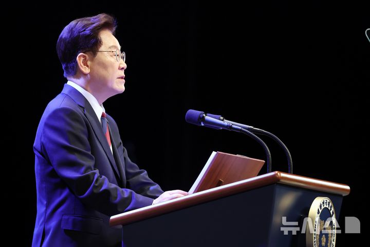 [서울=뉴시스] 조성봉 기자 = 이재명 대통령이 15일 서울 종로구 세종문화회관에서 열린 제81주년 광복절 경축식에서 경축사를 하고 있다.(청와대통신사진기자단) 2026.08.15. suncho21@newsis.com