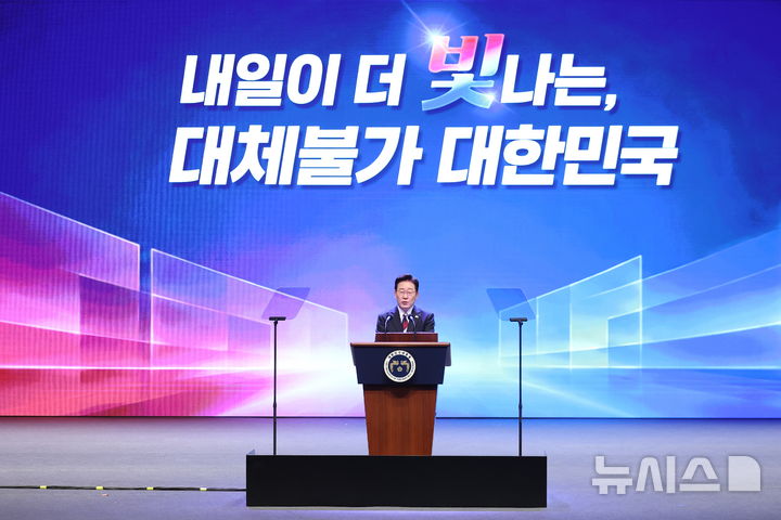 [서울=뉴시스] 조성봉 기자 = 이재명 대통령이 15일 서울 종로구 세종문화회관에서 열린 제81주년 광복절 경축식에서 경축사를 하고 있다.(청와대통신사진기자단) 2026.08.15. suncho21@newsis.com