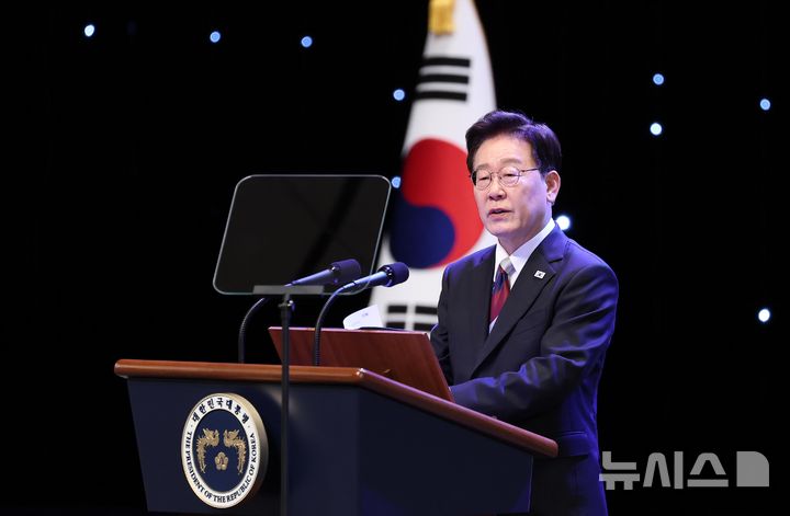 [서울=뉴시스] 조성봉 기자 = 이재명 대통령이 15일 서울 종로구 세종문화회관에서 열린 제81주년 광복절 경축식에서 경축사를 하고 있다.(청와대통신사진기자단) 2026.08.15.&nbsp;suncho21@newsis.com