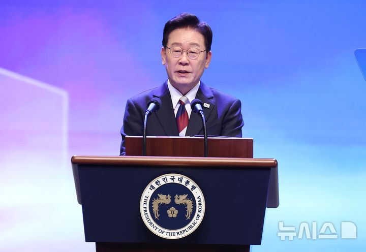 [서울=뉴시스] 조성봉 기자 = 이재명 대통령이 15일 서울 종로구 세종문화회관에서 열린 제81주년 광복절 경축식에서 경축사를 하고 있다.(청와대통신사진기자단) 2026.08.15. suncho21@newsis.com