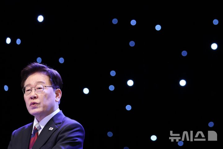 [서울=뉴시스] 조성봉 기자 = 이재명 대통령이 15일 서울 종로구 세종문화회관에서 열린 제81주년 광복절 경축식에서 경축사를 하고 있다.(청와대통신사진기자단) 2026.08.15. suncho21@newsis.com