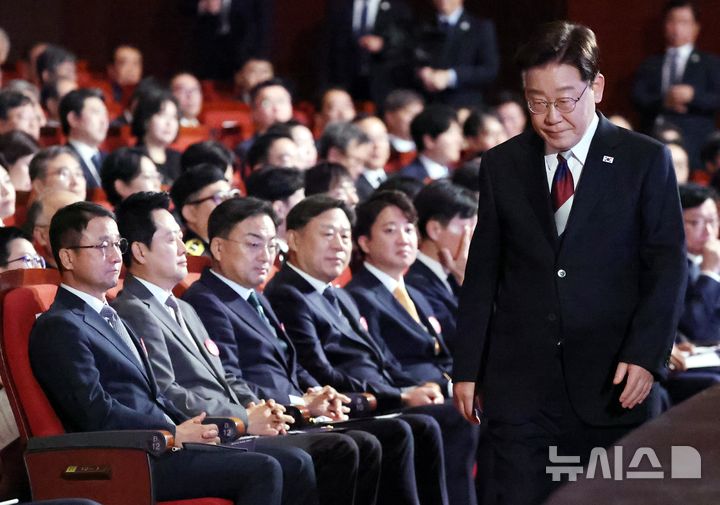 [서울=뉴시스] 조성봉 기자 = 이재명 대통령이 15일 서울 종로구 세종문화회관에서 열린 제81주년 광복절 경축식에서 경축사를 마치고 자리로 돌아가고 있다. 뒤로 왼쪽부터 한병도 더불어민주당 대표 직무대행 겸 원내대표, 장동혁 국민의힘 대표, 신장식 조국혁신당 대표, 김종훈 진보당 대표, 이준석 개혁신당 대표(청와대통신사진기자단) 2026.08.15. suncho21@newsis.com