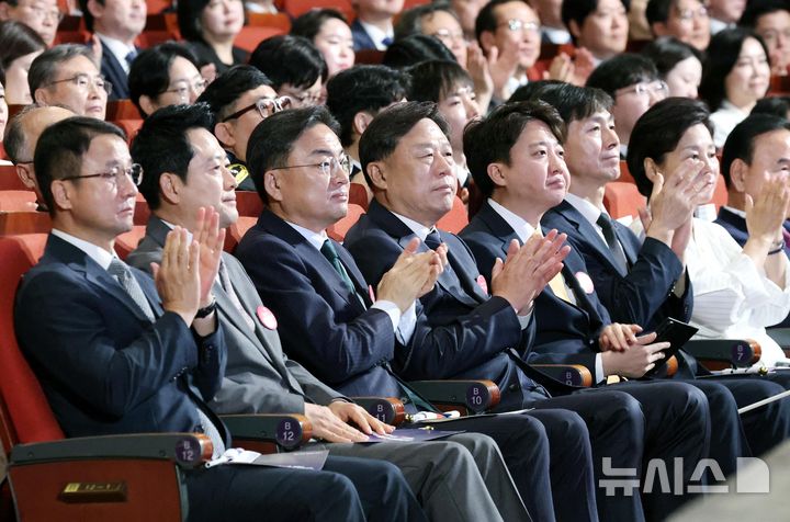 [서울=뉴시스] 조성봉 기자 = 15일 서울 종로구 세종문화회관에서 열린 제81주년 광복절 경축식에서 여야 대표들이 이재명 대통령의 경축사에 박수를 치고 있다. 왼쪽부터 한병도 더불어민주당 대표 직무대행 겸 원내대표, 장동혁 국민의힘 대표, 신장식 조국혁신당 대표, 김종훈 진보당 대표, 이준석 개혁신당 대표, 한창민 사회민주당 대표. (청와대통신사진기자단) 2026.08.15. suncho21@newsis.com