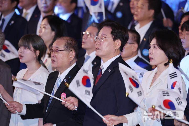 이 대통령 "오래된 전쟁 끝내기 위한 당사자들 논의 시작하자…북핵 고도화 멈출 실효적 방안 논의"(종합)