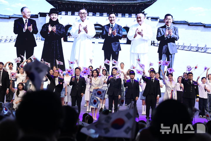 [서울=뉴시스] 조성봉 기자 = 이재명 대통령과 김혜경 여사가 15일 서울 종로구 세종문화회관에서 열린 제81주년 광복절 경축식에서 참석자들과 만세삼창을 하고 있다.(청와대통신사진기자단) 2026.08.15. suncho21@newsis.com