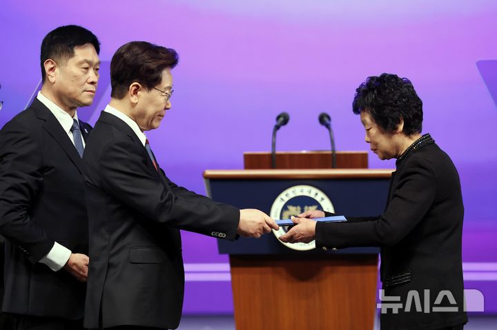 [서울=뉴시스] 조성봉 기자 = 이재명 대통령이 15일 서울 종로구 세종문화회관에서 열린 제81주년 광복절 경축식에서 고 안종익 선생의 손녀 안양금 씨에게 건국훈장 애국장을 전달하고 있다.(청와대통신사진기자단) 2026.08.15. suncho21@newsis.com