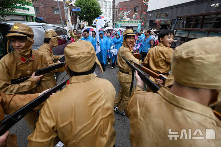 [전남광주=뉴시스] 이현행 기자 = 81주년 광복절인 15일 오전 전남광주통합특별시 광산구 월곡동 고려인마을 일대에서 홍범도 장군의 독립군이 일본군을 대파했던 항일 무장독립투쟁 봉오동 전투를 재현하는 행사가 펼쳐지는 가운데 일본군이 독립군에게 쫒기고 있다. 2026.08.15. lhh@newsis.com
