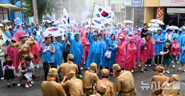 [전남광주=뉴시스] 이현행 기자 = 81주년 광복절인 15일 오전 전남광주통합특별시 광산구 월곡동 고려인마을 일대에서 홍범도 장군의 독립군이 일본군을 대파했던 항일 무장독립투쟁 봉오동 전투를 재현하는 행사가 펼쳐지고 있다. 2026.08.15. lhh@newsis.com
