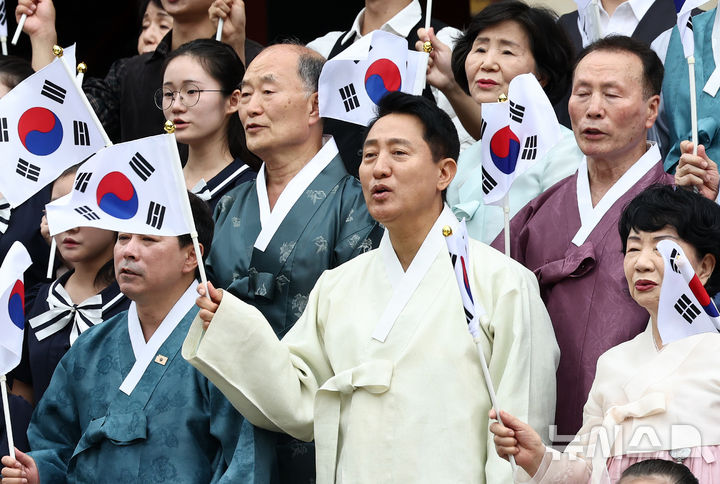 [서울=뉴시스] 박주성 기자 = 오세훈 서울시장과 독립유공자 후손, 서울미래연합 합창단 등 참석자들이 15일 서울 종로구 보신각에서 열린 '제81주년 광복절 기념 타종행사'에서 광복절 노래를 합창하고 있다. (공동취재) 2026.08.15. park7691@newsis.com