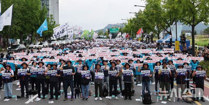 [서울=뉴시스] 박주성 기자 = 15일 서울 안국동 사거리에서 열린 민주노총 반미·반전! 자주·평화! 8.15전국노동자대회에서 양경수 민주노총 위원장을 비롯한 참석자들이 구호를 외치고 있다. 2026.08.15. park7691@newsis.com