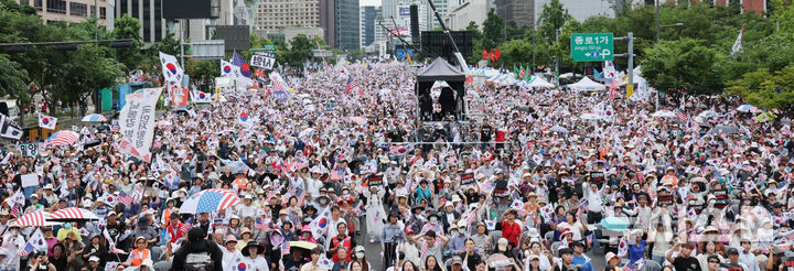 [서울=뉴시스] 박주성 기자 = 자유통일당이 15일 서울 광화문 동화면세점 앞에서 8·15 광화문 국민대회를 진행하고 있다. 2026.08.15. park7691@newsis.com