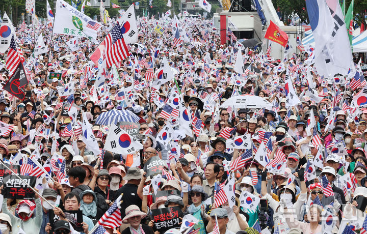 [서울=뉴시스] 박주성 기자 = 자유통일당이 15일 서울 광화문 동화면세점 앞에서 8·15 광화문 국민대회를 진행하고 있다. 2026.08.15. park7691@newsis.com