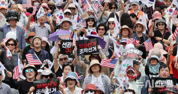 [서울=뉴시스] 박주성 기자 = 자유통일당이 15일 서울 광화문 동화면세점 앞에서 8·15 광화문 국민대회를 진행하고 있다. 2026.08.15. park7691@newsis.com