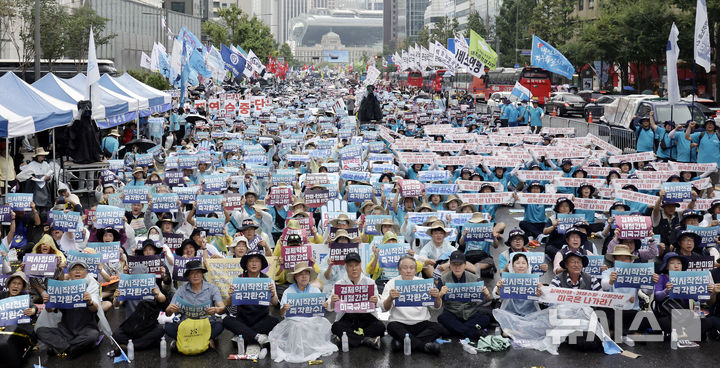 [서울=뉴시스] 최동준 기자 = 8.15자주평화대행진이 15일 서울 숭례문 앞에서 집회를 열고 전시작전권 환수, 미국의 경제약탈 저지 등을 촉구하고 있다. 2026.08.15. photocdj@newsis.com