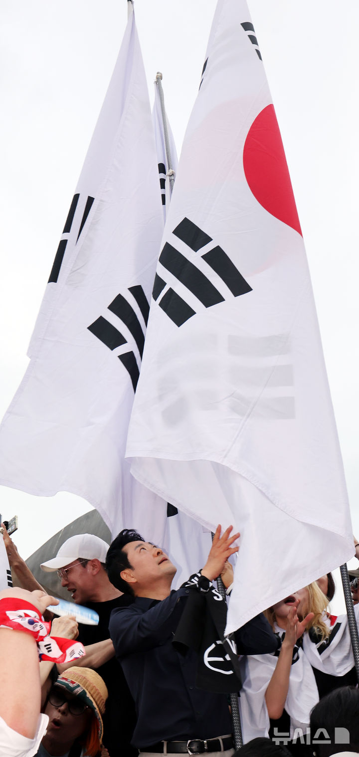 [서울=뉴시스] 박주성 기자 = 장동혁 국민의힘 대표가 광복절인 15일 서울 송파구 올림픽공원 핸드볼경기장에서 열린 투표 용지 부족 사태 관련 참정권 수호 집회에 참여하고 있다. 2026.08.15. park7691@newsis.com