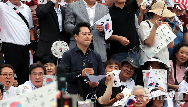 [서울=뉴시스] 박주성 기자 = 장동혁 국민의힘 대표가 광복절인 15일 서울 송파구 올림픽공원 핸드볼경기장에서 열린 투표 용지 부족 사태 관련 참정권 수호 집회에 참석하고 있다. 2026.08.15. park7691@newsis.com