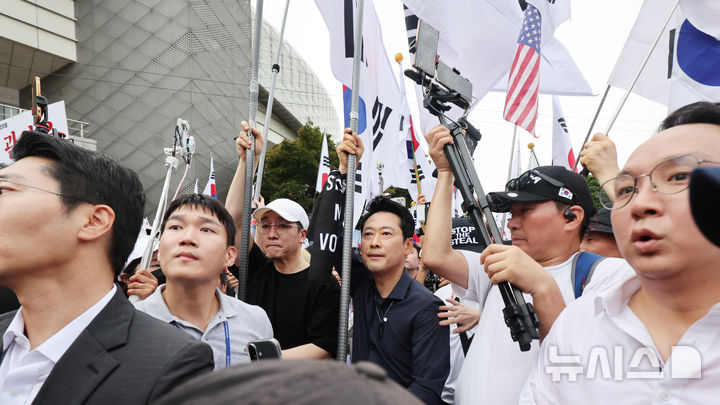 [서울=뉴시스] 박주성 기자 = 장동혁 국민의힘 대표가 광복절인 15일 서울 송파구 올림픽공원 핸드볼경기장에서 열린 투표 용지 부족 사태 관련 참정권 수호 집회에 참석하고 있다. 2026.08.15. park7691@newsis.com