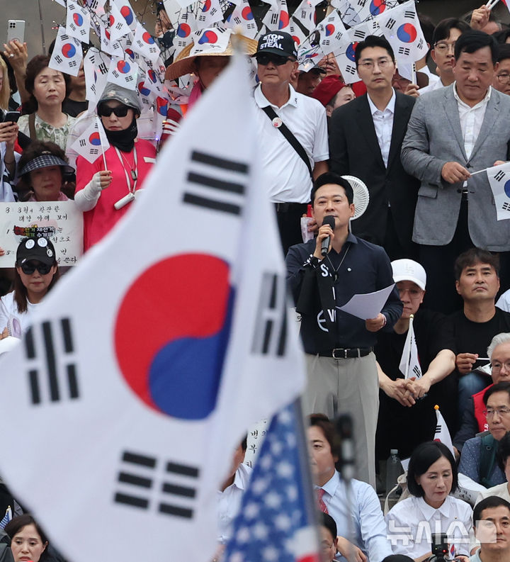 [서울=뉴시스] 박주성 기자 = 장동혁 국민의힘 대표가 광복절인 15일 서울 송파구 올림픽공원 핸드볼경기장에서 열린 투표 용지 부족 사태 관련 참정권 수호 집회에 참석해 발언하고 있다. 2026.08.15. park7691@newsis.com