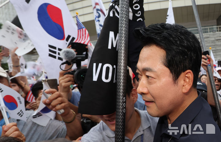 [서울=뉴시스] 박주성 기자 = 장동혁 국민의힘 대표가 광복절인 15일 서울 송파구 올림픽공원 핸드볼경기장에서 열린 투표 용지 부족 사태 관련 참정권 수호 집회에 참석하고 있다. 2026.08.15. park7691@newsis.com