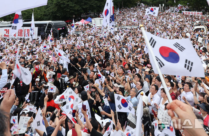 [서울=뉴시스] 박주성 기자 = 광복절인 지난 15일 서울 송파구 올림픽공원 핸드볼경기장에서 투표 용지 부족 사태 관련 참정권 수호 집회가 열리고 있다. 2026.08.15. park7691@newsis.com